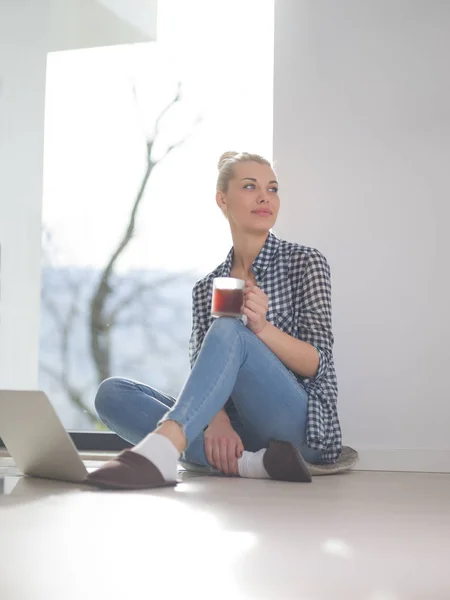 Jonge vrouw drinken koffie genieten van ontspannen levensstijl — Stockfoto