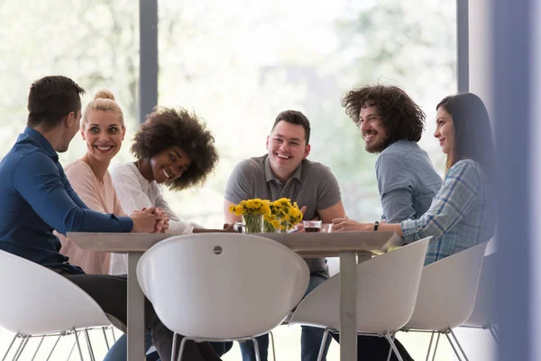 Çok ırklı bir girişim ekibi toplandı