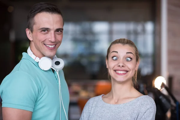 Porträt eines Gründerteams bei einem Meeting — Stockfoto