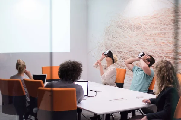 Equipo empresarial de puesta en marcha utilizando auriculares de realidad virtual — Foto de Stock