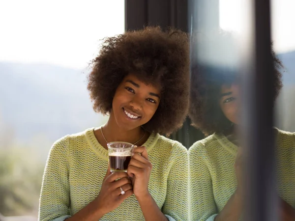 Donna afroamericana che beve caffè — Foto Stock