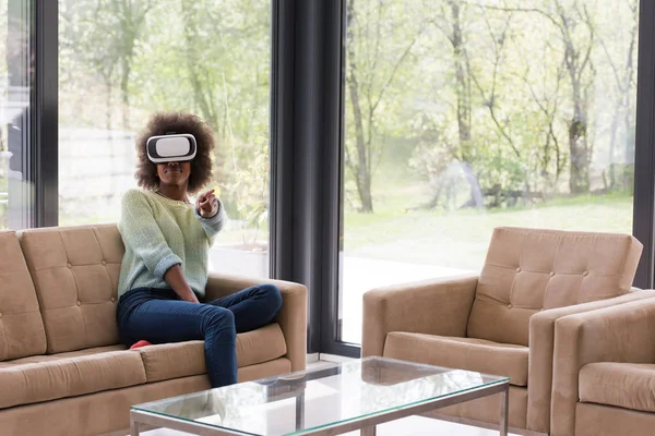 siyah kadın VR kulaklık gözlükle sanal gerçeklik