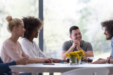 Çok ırklı başlangıç iş takım bir toplantıda 