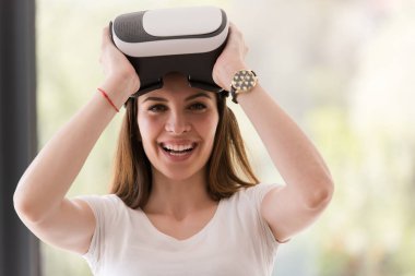 sanal gerçeklik VR-kulaklık gözlük kullanan kadın