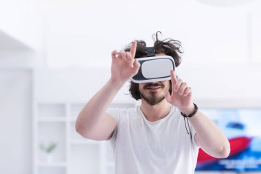 sanal gerçeklik VR-kulaklık gözlük kullanan adam