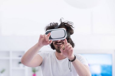 sanal gerçeklik VR-kulaklık gözlük kullanan adam