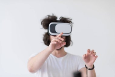 Sanal gerçeklik kulaklığı kullanan adam