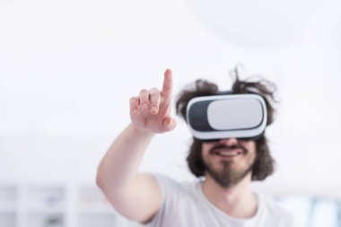 sanal gerçeklik VR-kulaklık gözlük kullanan adam