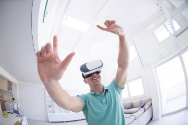 sanal gerçeklik VR-kulaklık gözlük kullanan adam