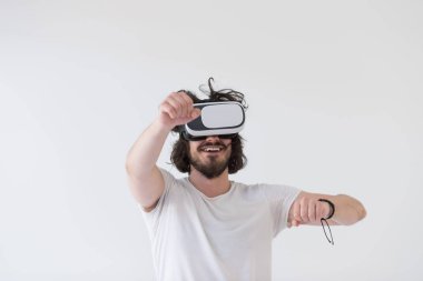Sanal gerçeklik kulaklığı kullanan adam