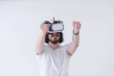 Sanal gerçeklik kulaklığı kullanan adam