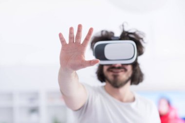 sanal gerçeklik VR-kulaklık gözlük kullanan adam