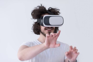 Sanal gerçeklik kulaklığı kullanan adam
