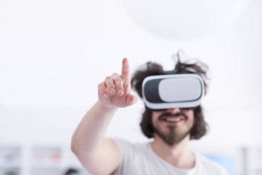 sanal gerçeklik VR-kulaklık gözlük kullanan adam