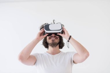 Sanal gerçeklik kulaklığı kullanan adam