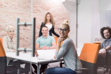 Başlangıç iş takım bir toplantıda 