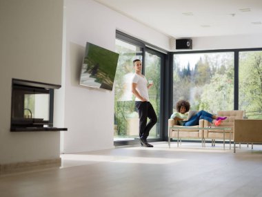 çok ırklı çift evde dizüstü bilgisayar ile rahatlatıcı