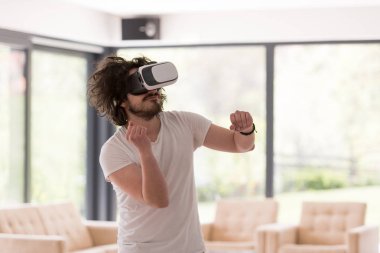 sanal gerçeklik VR-kulaklık gözlük kullanan adam