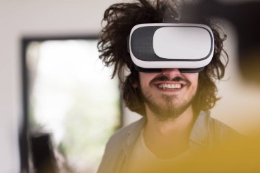 sanal gerçeklik VR-kulaklık gözlük kullanan adam