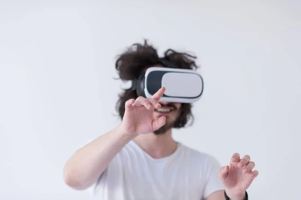 Homme utilisant casque de réalité virtuelle — Photo