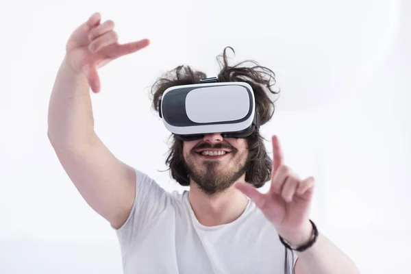 Uomo che utilizza cuffie della realtà virtuale — Foto Stock