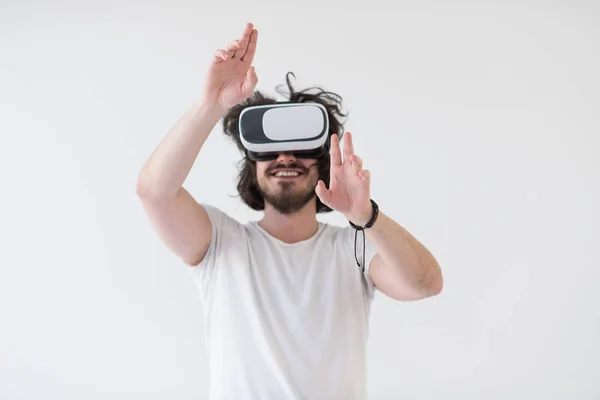 Mann benutzt Headset der virtuellen Realität — Stockfoto