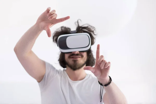 Człowiek za pomocą zestawu słuchawkowego wirtualnej rzeczywistości — Zdjęcie stockowe