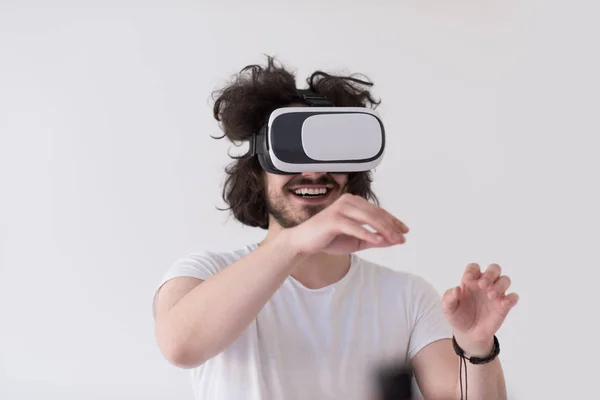 Uomo che utilizza cuffie della realtà virtuale — Foto Stock