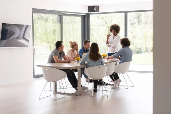 Çok ırklı bir girişim ekibi toplandı