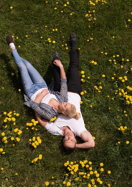 Man och kvinna liggande på gräset — Stockfoto