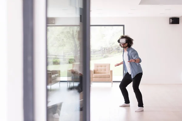 Hombre usando gafas VR-auriculares de realidad virtual —  Fotos de Stock