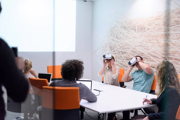 Startup-Business-Team mit Virtual-Reality-Headset — Stockfoto