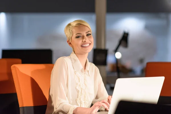 Femme travaillant sur ordinateur portable dans le bureau de démarrage de nuit — Photo