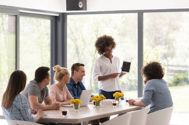 Çok ırklı bir girişim ekibi toplandı