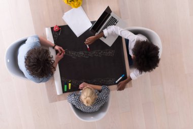 Yukarıdan çok ırklı başlangıç iş takım toplantısı