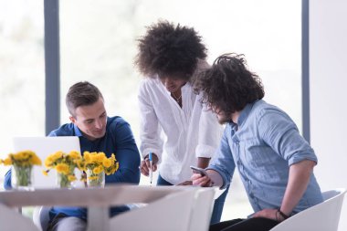 Çok ırklı bir girişim ekibi toplandı