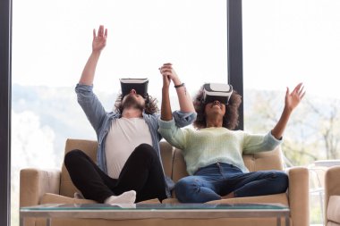 Sanal gerçeklik kulaklık kullanarak çok ırklı Çift