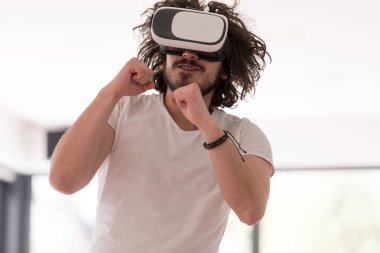 sanal gerçeklik VR-kulaklık gözlük kullanan adam