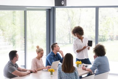 Çok ırklı bir girişim ekibi toplandı