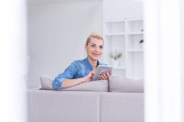 Tablet bilgisayar kullanan bir kadın.