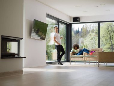 çok ırklı çift evde dizüstü bilgisayar ile rahatlatıcı