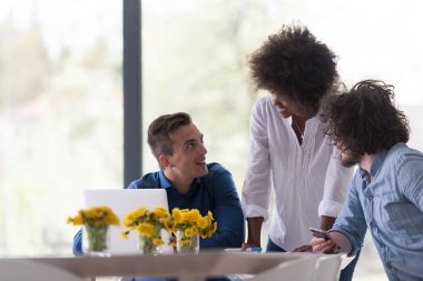 Çok ırklı bir girişim ekibi toplandı
