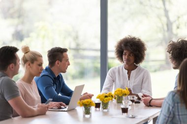 Çok ırklı bir girişim ekibi toplandı