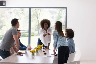 çok ırklı başlangıç grup genç iş adamları kutluyor