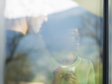 mutlu çok ırklı çifte rahatlatıcı modern ev kapalı