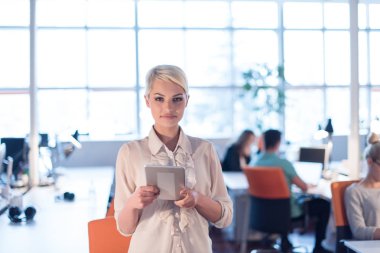 Dijital tablet gece ofiste çalışan kadın