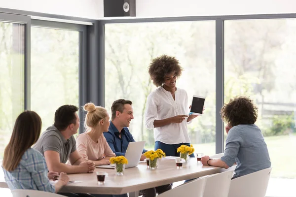 Çok ırklı bir girişim ekibi toplandı