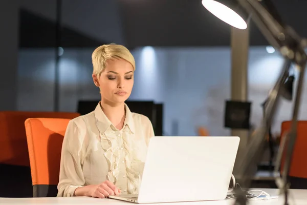 Kobieta pracuje na laptopie w nocy uruchamiania pakietu office — Zdjęcie stockowe