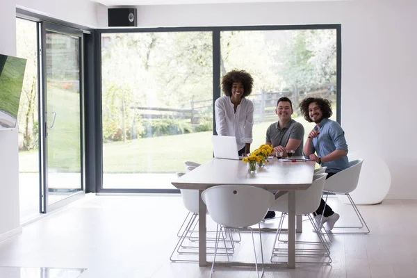 Çok ırklı bir girişim ekibi toplandı