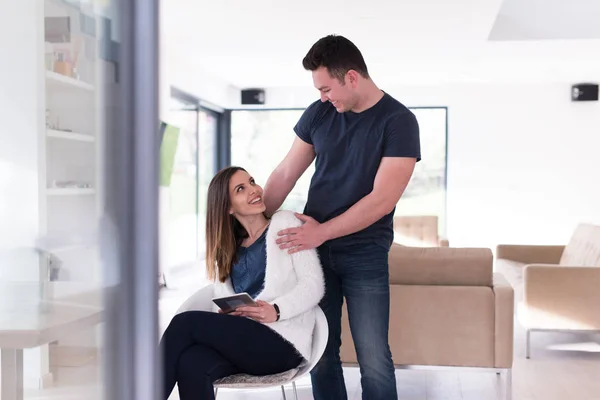 Casal usando tablet em casa — Fotografia de Stock